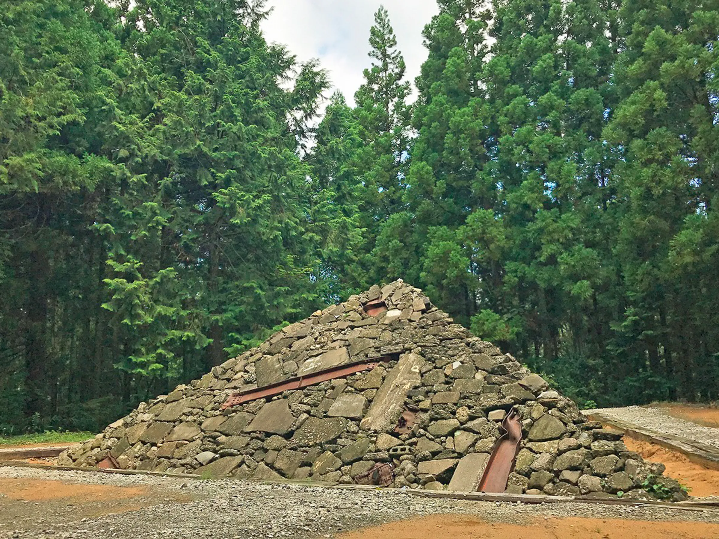 「隠されたピラミッド」 /土屋 公雄